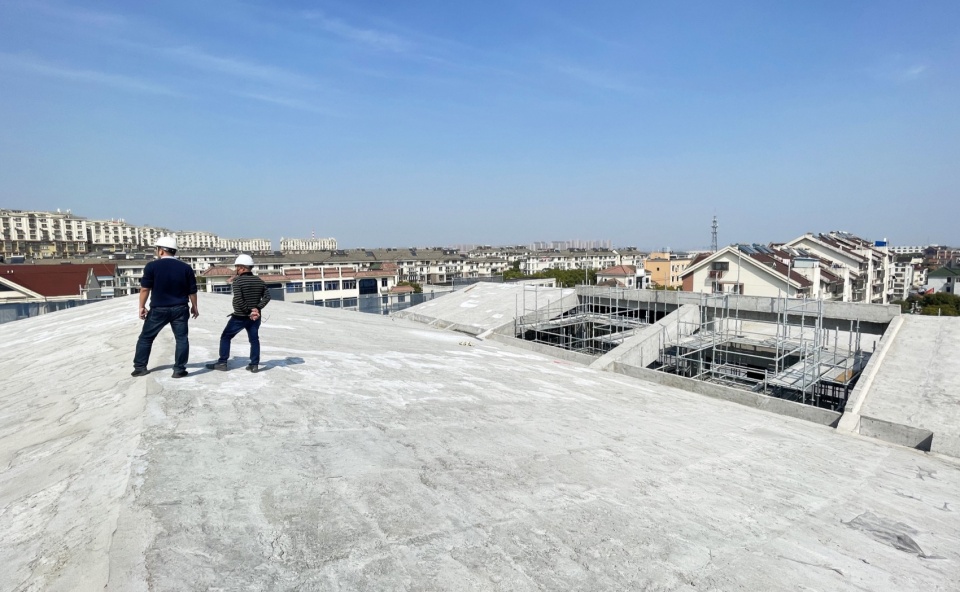施工中的屋顶和天际线,Roof and skyline during construction © 有关工作室