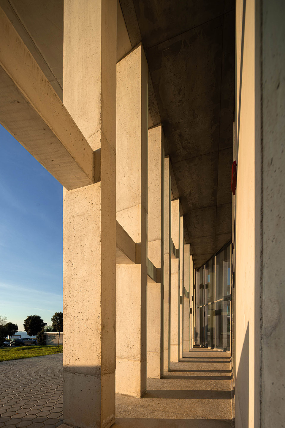seashore building by atelier darquitectura lopes da costa
