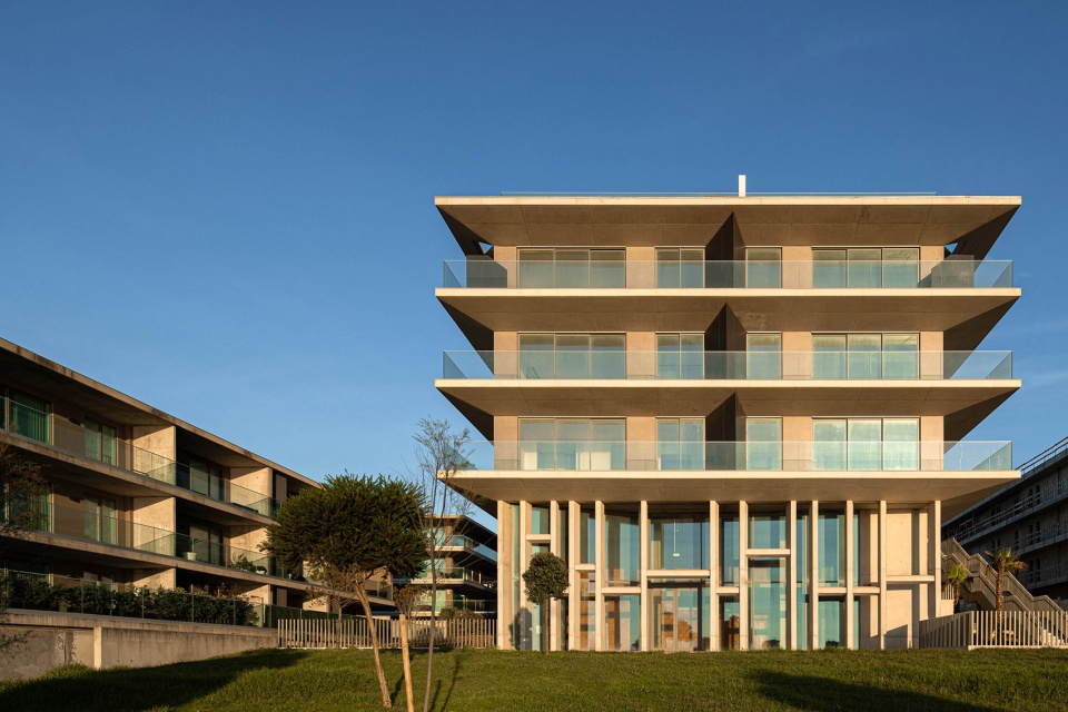 seashore building by atelier darquitectura lopes da costa