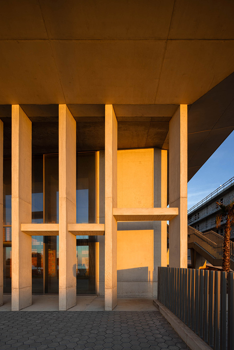 seashore building by atelier darquitectura lopes da costa