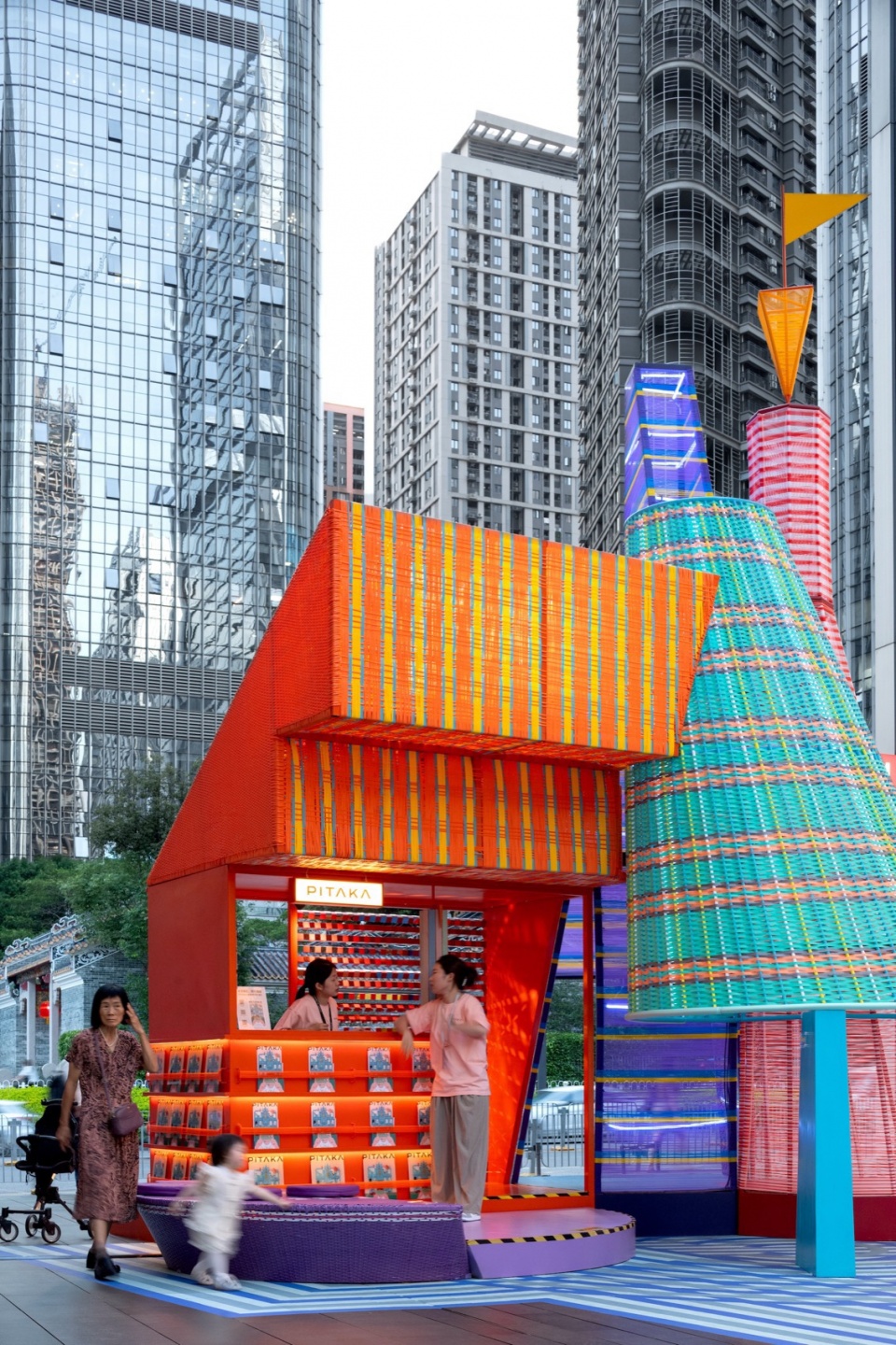 装置从各个角度向城市空间打开 © 大星吉子 摄影:胡康榆 woven city the house of dream