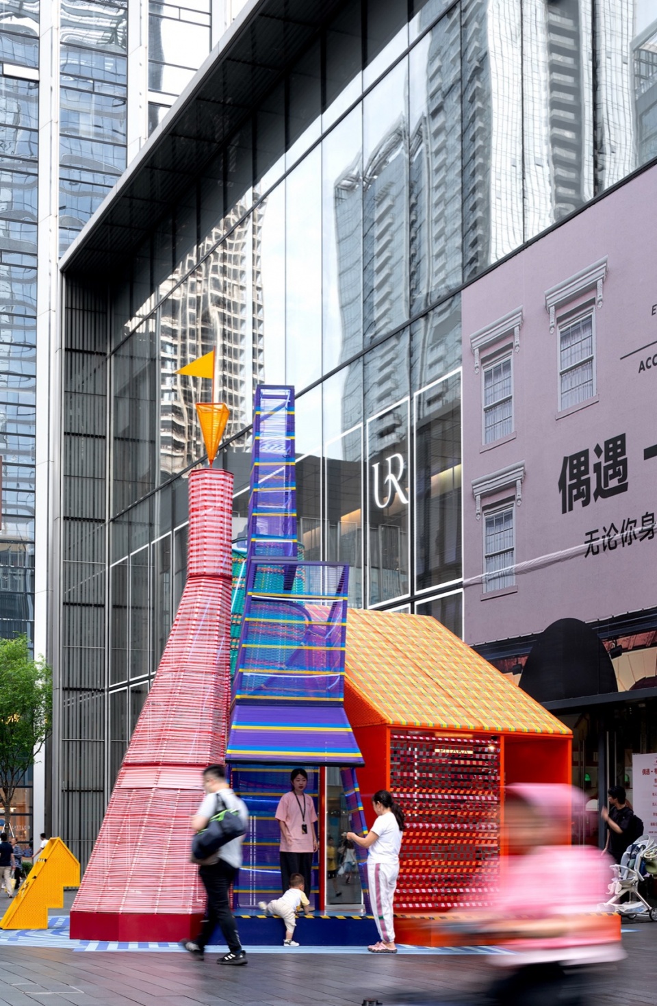 装置从各个角度向城市空间打开 © 大星吉子 摄影:胡康榆 woven city the house of dream