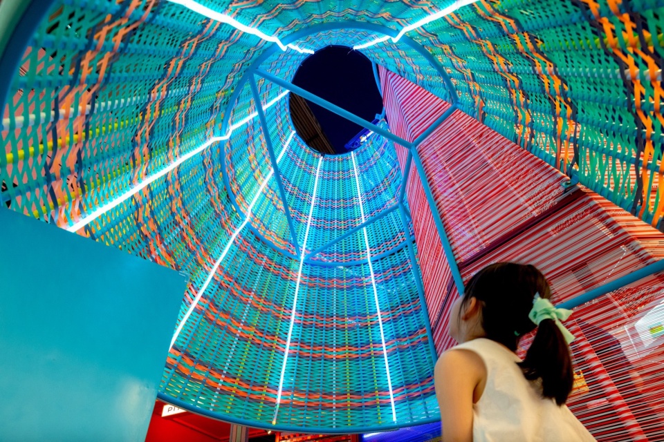 从“游丝线轴”体块内部仰望 © 大星吉子 摄影:胡康榆 woven city the house of dream