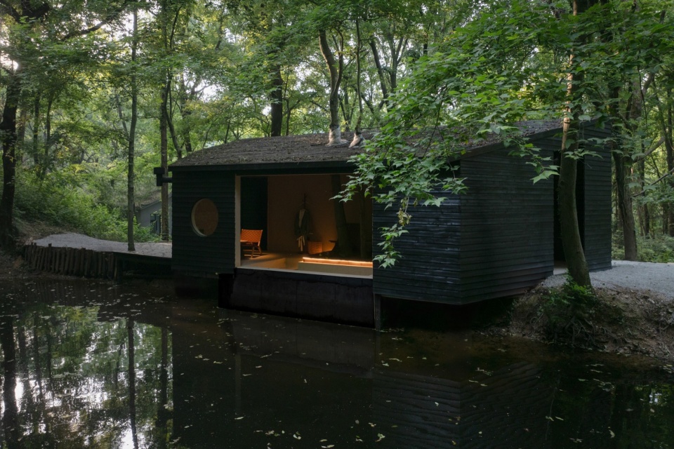 上池塘的3米宽窗洞 aquatree resort healing cabin by uao