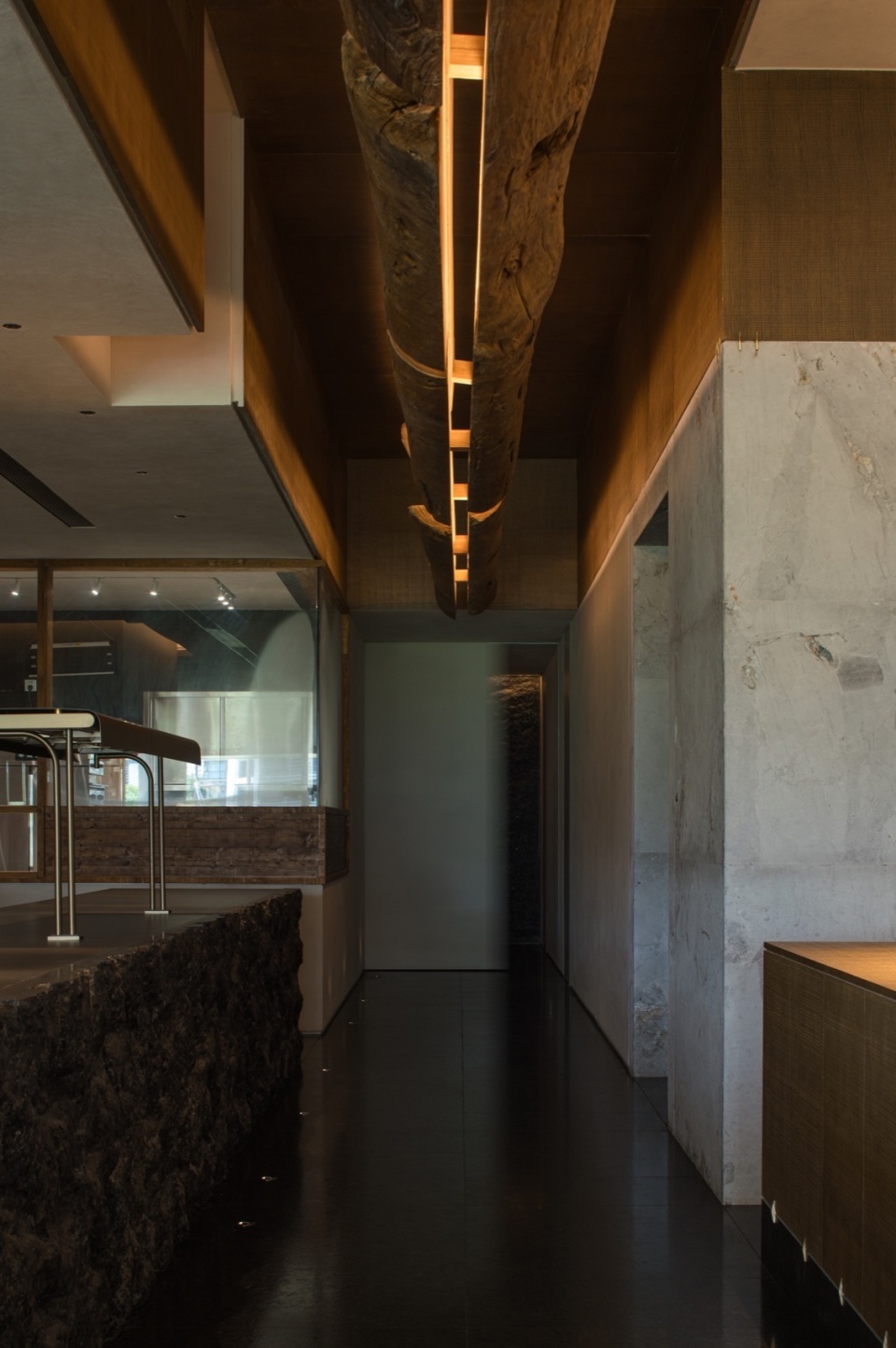 入口处过道的原木装置Old wood installation of entryway affinite restaurant by a ardon