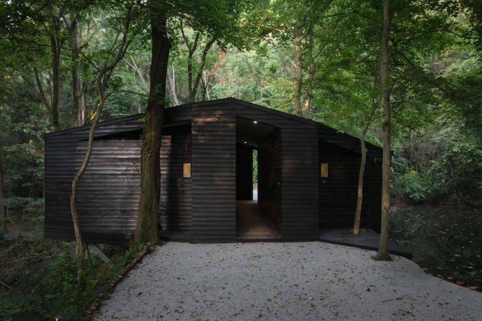 利用斜边与直边的“多余”三角形形成玄关 aquatree resort healing cabin by uao