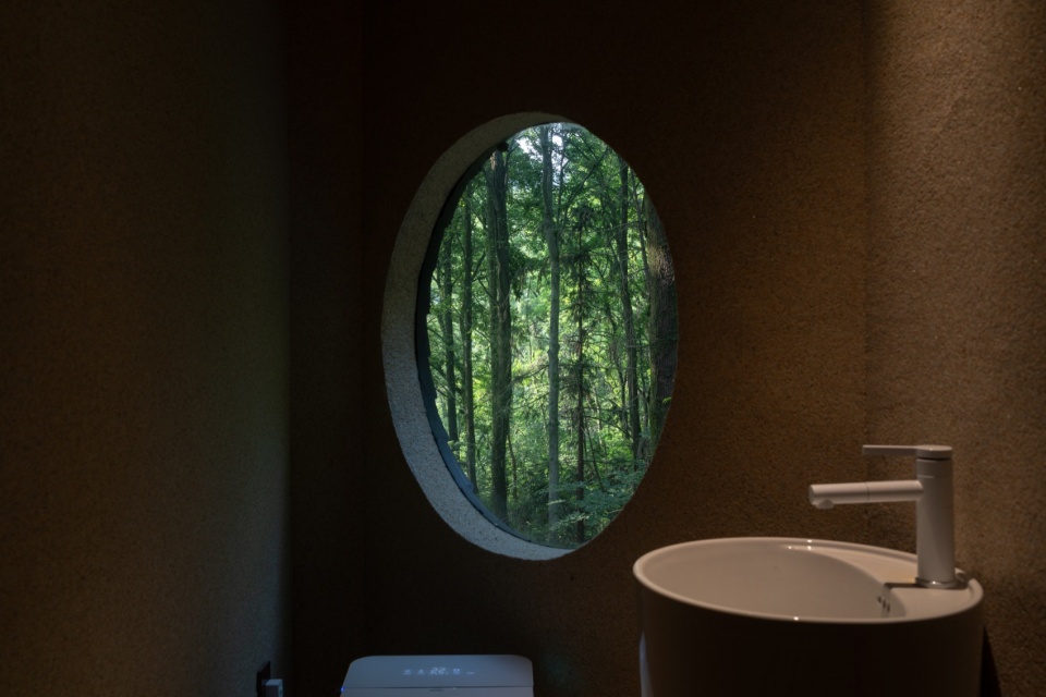 卫生间的圆洞 2 aquatree resort healing cabin by uao
