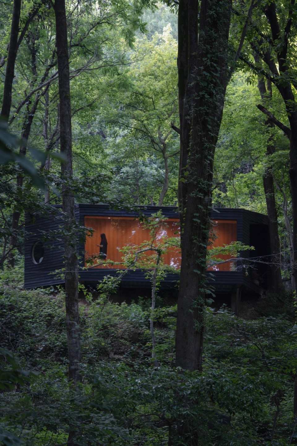 室外看向室内 aquatree resort healing cabin by uao