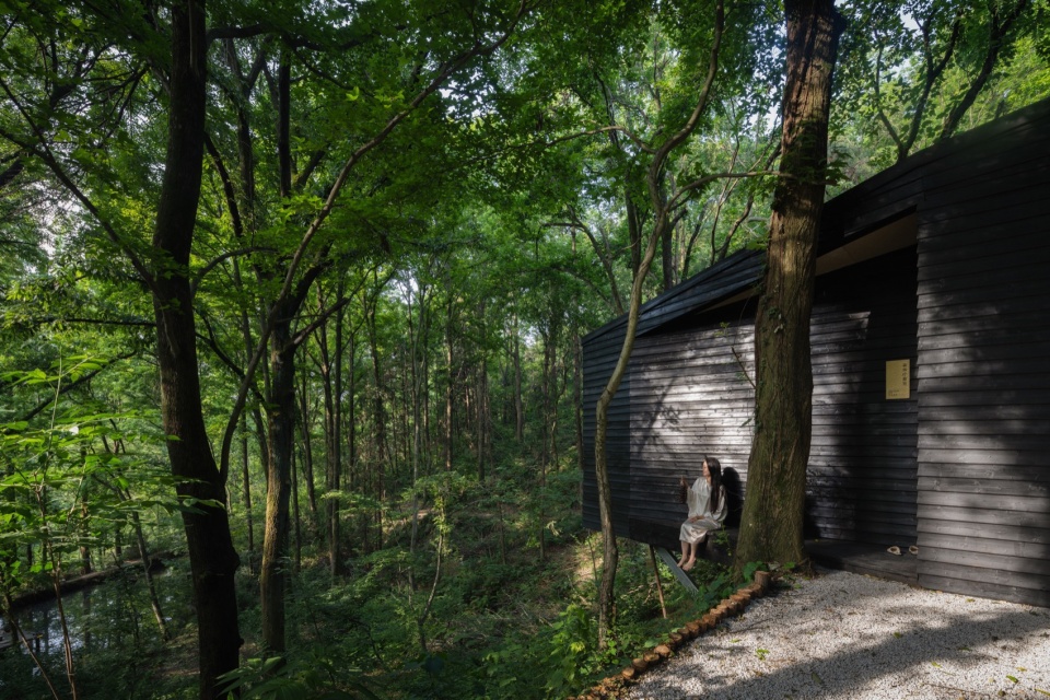 悬空在堤坝上的玄关 aquatree resort healing cabin by uao