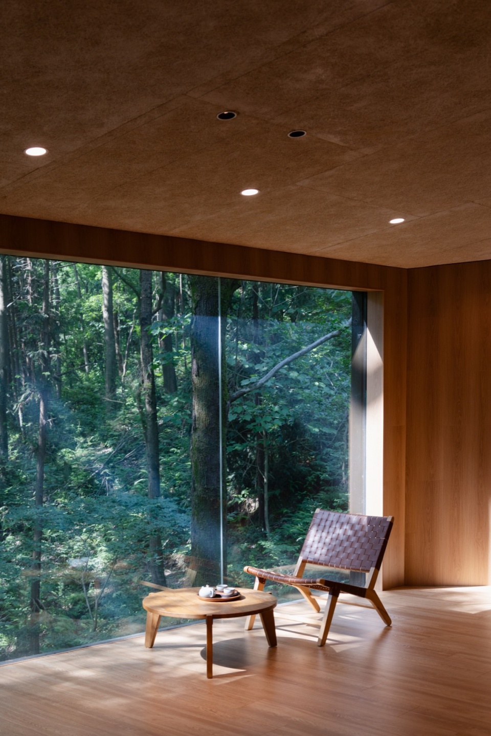 木板形成内外墙体 aquatree resort healing cabin by uao