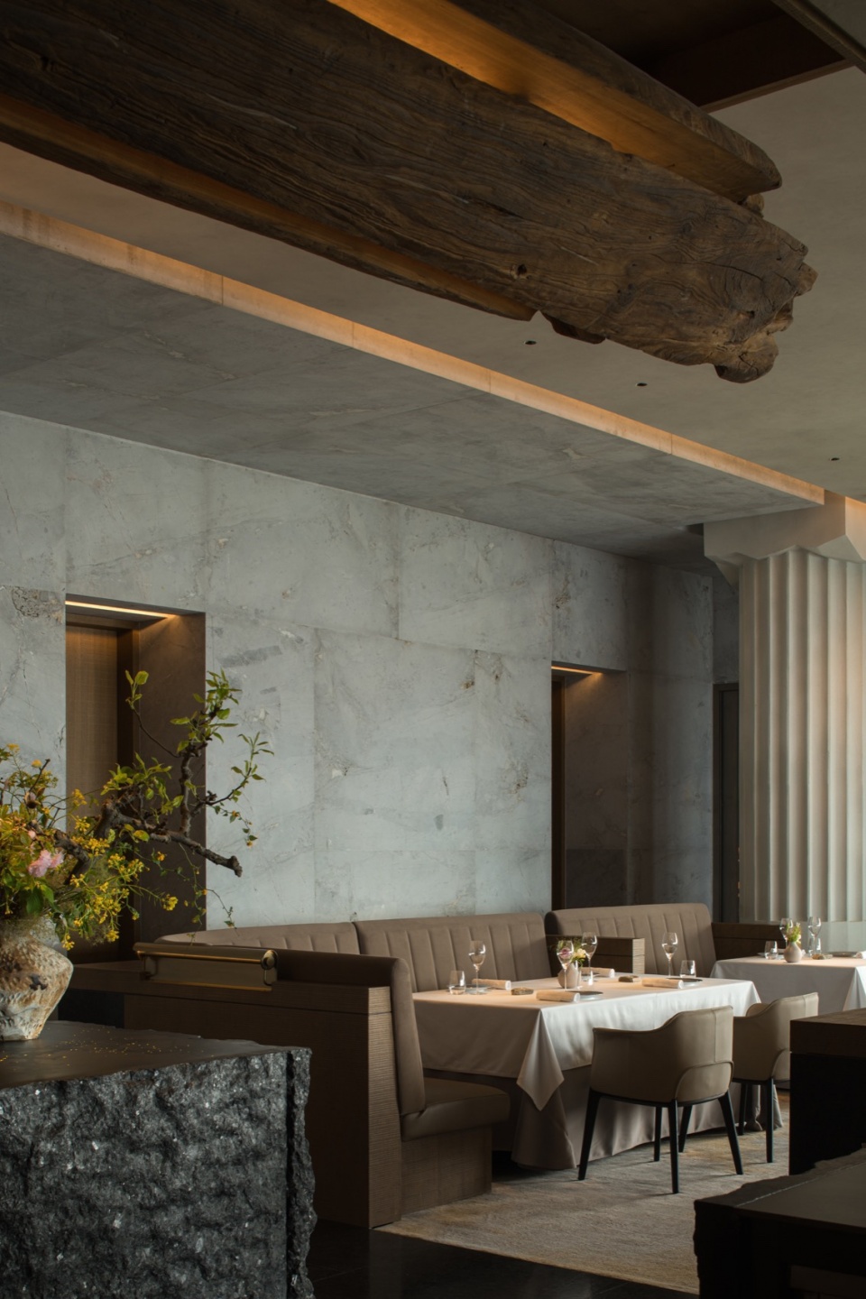 水晶伴生的鱼肚灰墙面Fish Belly Grey crystal associatedwall affinite restaurant by a ardon