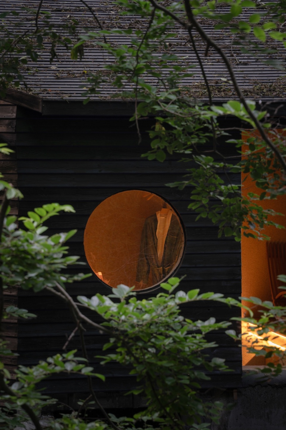 洞口给景观以框景,强化了静寂的周边环境 aquatree resort healing cabin by uao