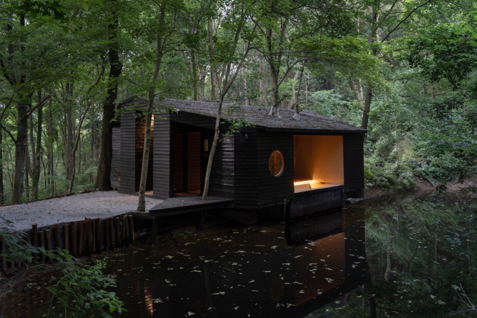 深入到上池塘里的一侧 aquatree resort healing cabin by uao