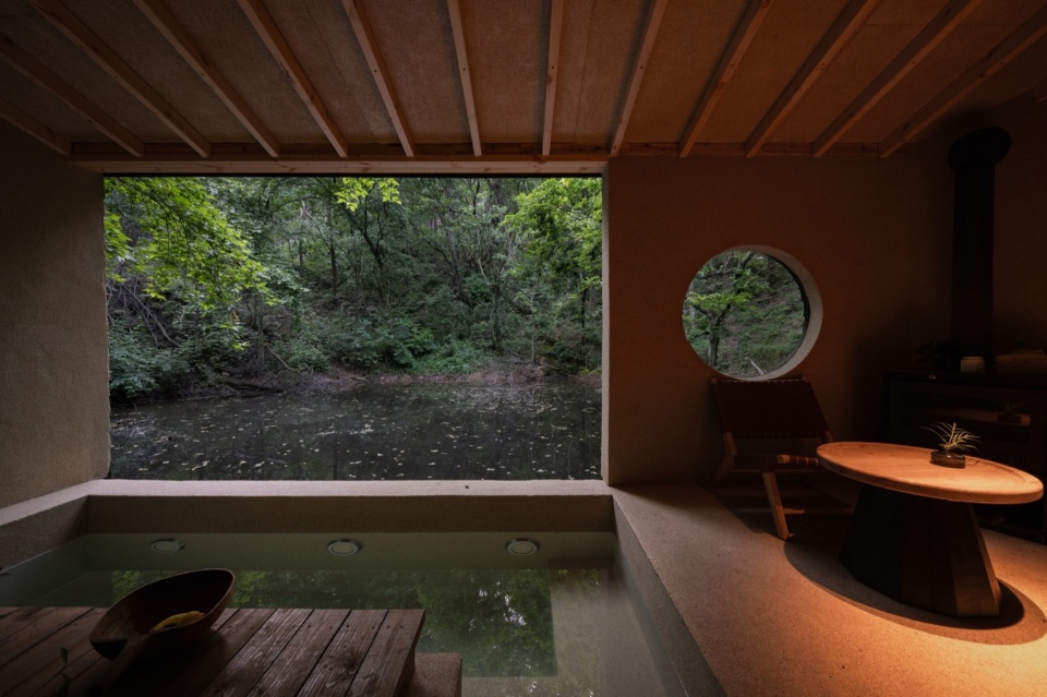 窗外是宁静的池塘水面 aquatree resort healing cabin by uao