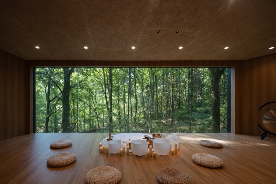 落地大玻璃室外的森林框景 aquatree resort healing cabin by uao