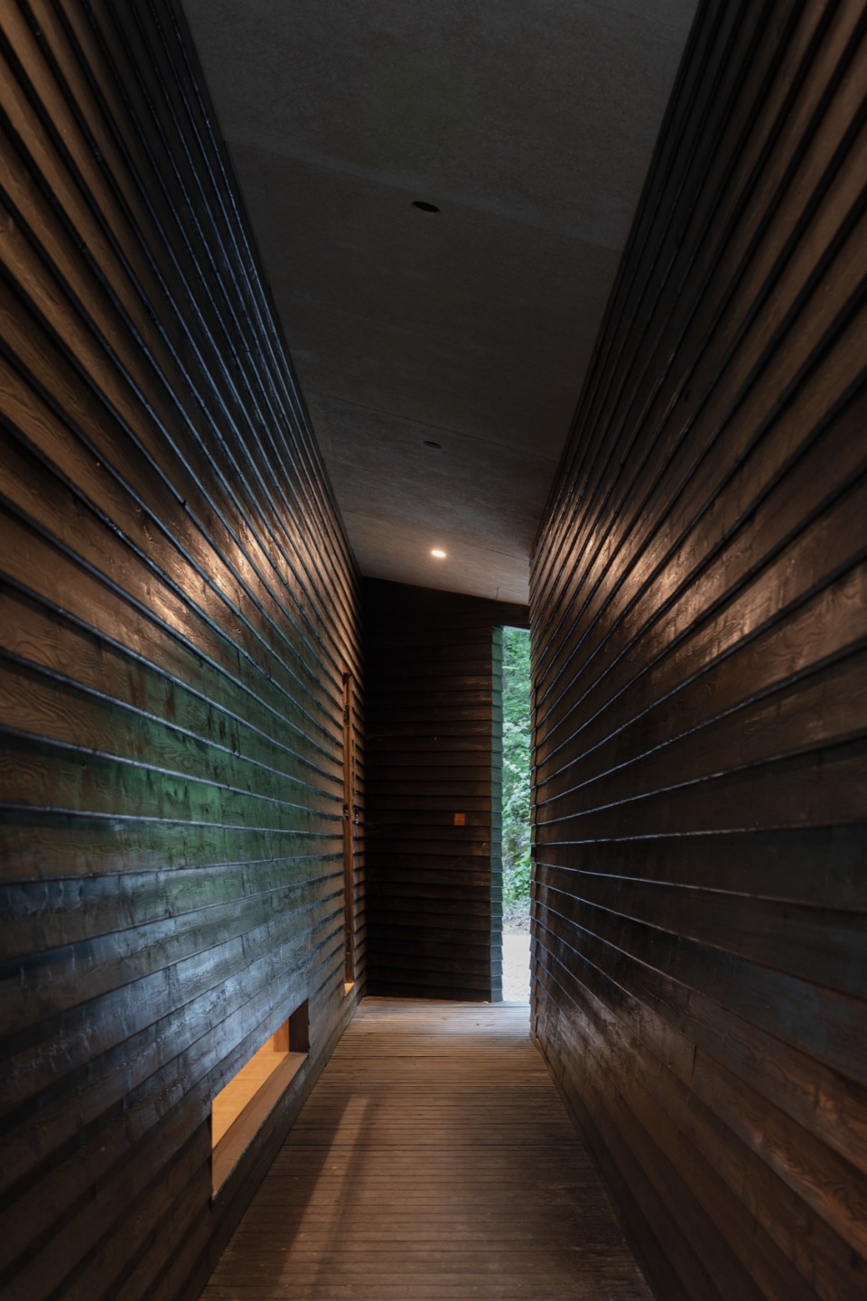 通廊将建筑分成两半 aquatree resort healing cabin by uao