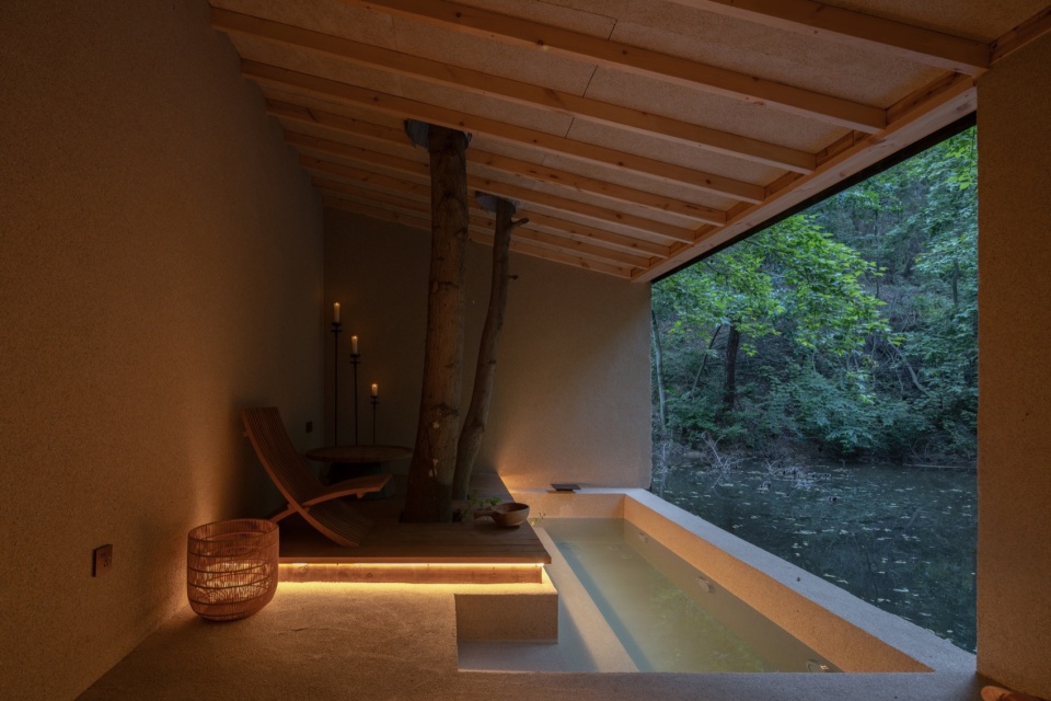 面向上池塘的是温泉泡汤 aquatree resort healing cabin by uao