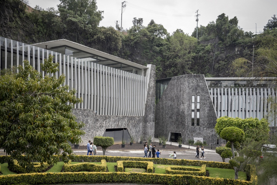 pumas club house by dfarquitectos