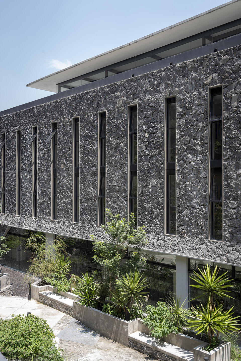 pumas club house by dfarquitectos