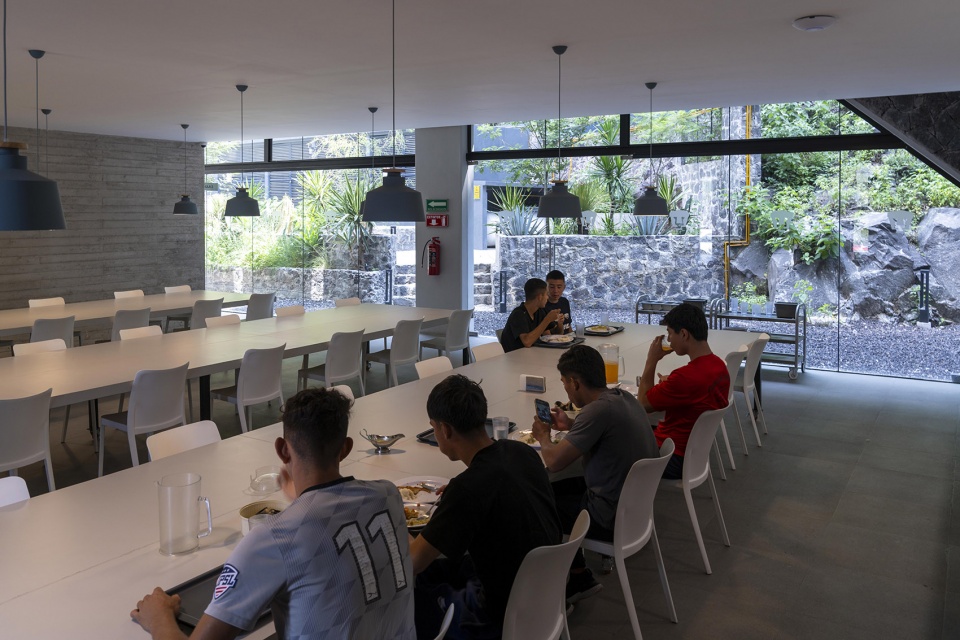 pumas club house by dfarquitectos