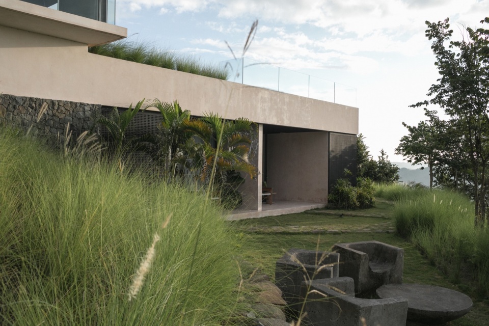 V HOUSE Atelier Alejandro Borrego