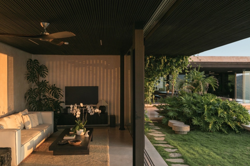 V HOUSE Atelier Alejandro Borrego