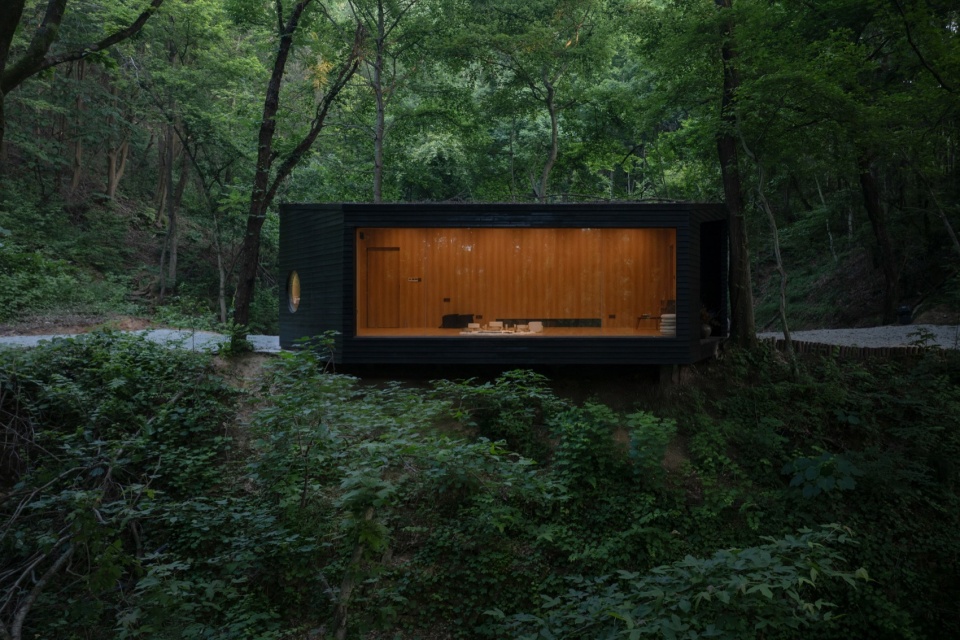 .8米宽的落地玻璃 aquatree resort healing cabin by uao
