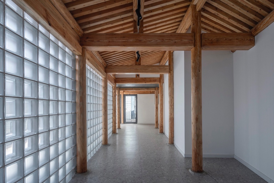gallery inside photograph by Jin Weiqi
