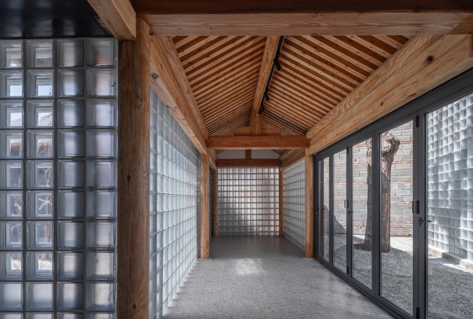 gallery photograph by Jin Weiqi