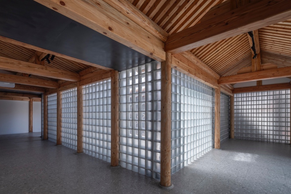 inside of conrtyard house photograph by Jin Weiqi