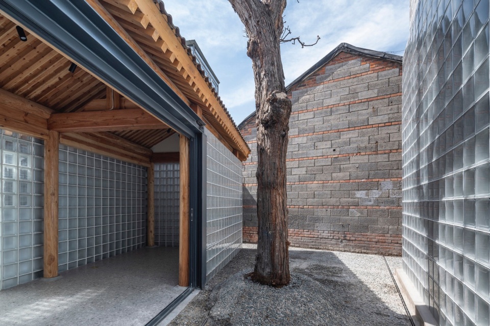 open to the yard photograph by Jin Weiqi