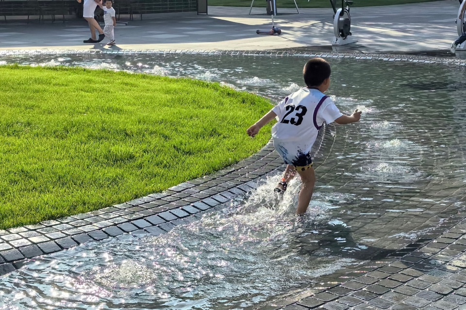 孩童们在水环中奔跑 ©周婷
