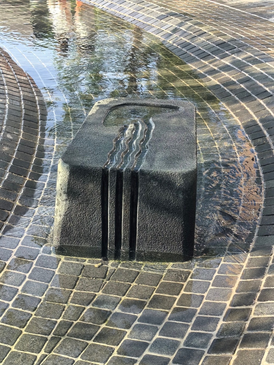 水母状的景观石雕 ©周婷