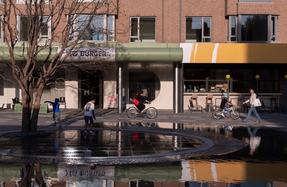 水系也构成了商业街的景观街景 ©鲁冰