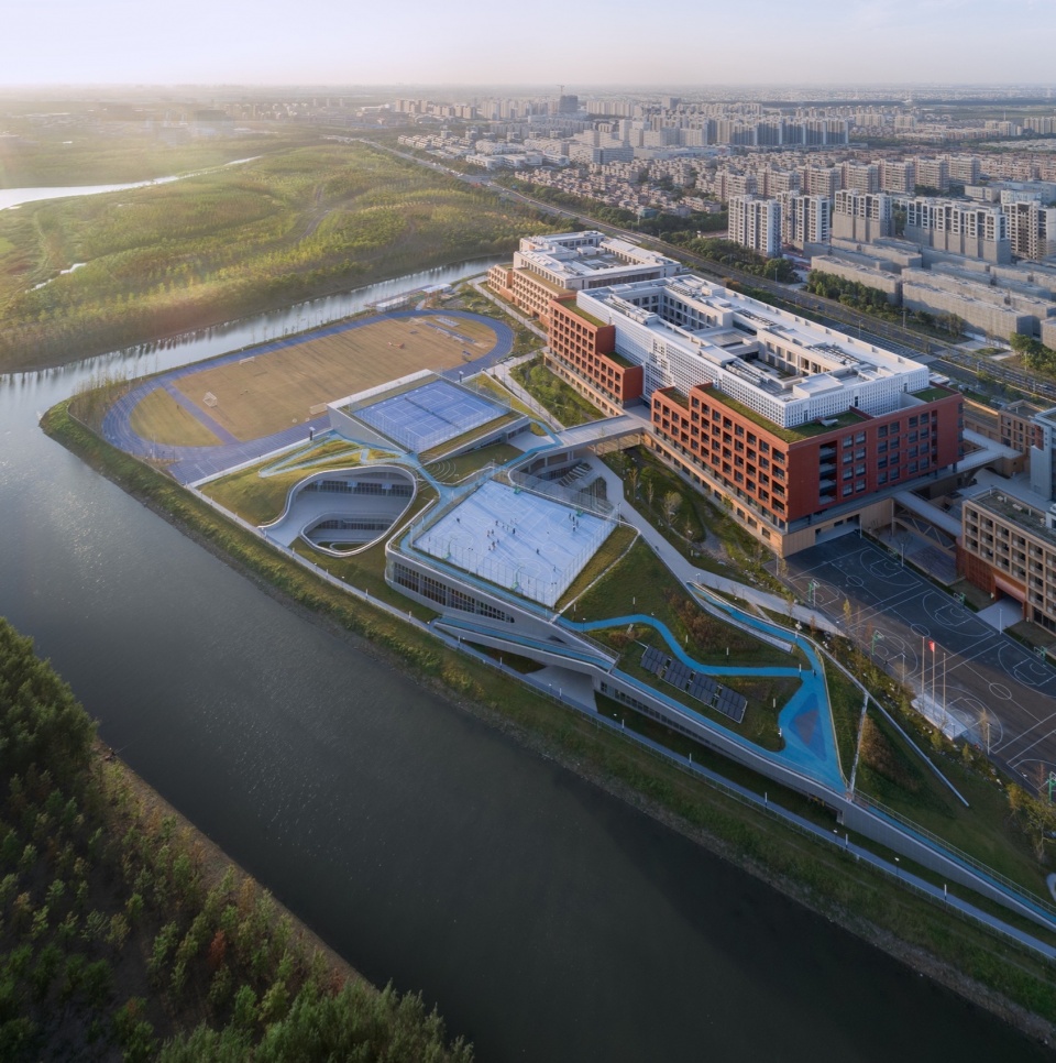 East Shanghai High School Senior Division by c d Design Center zcc