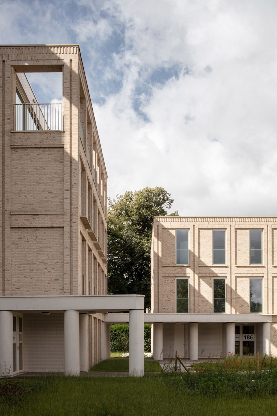 Hutsepotstraat 54 apartments by WE S architects