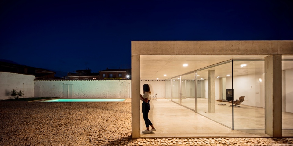 HOUSE BETWEEN OLD MUDWALLS