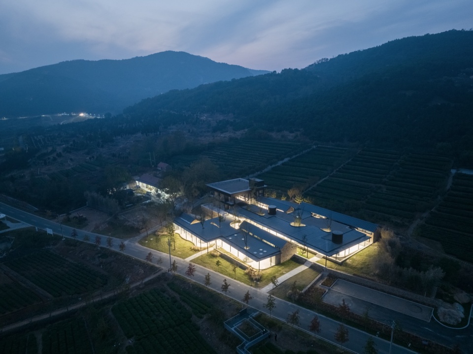 Chaoyuan Mount village lobby by Kong Xiangwei Studio