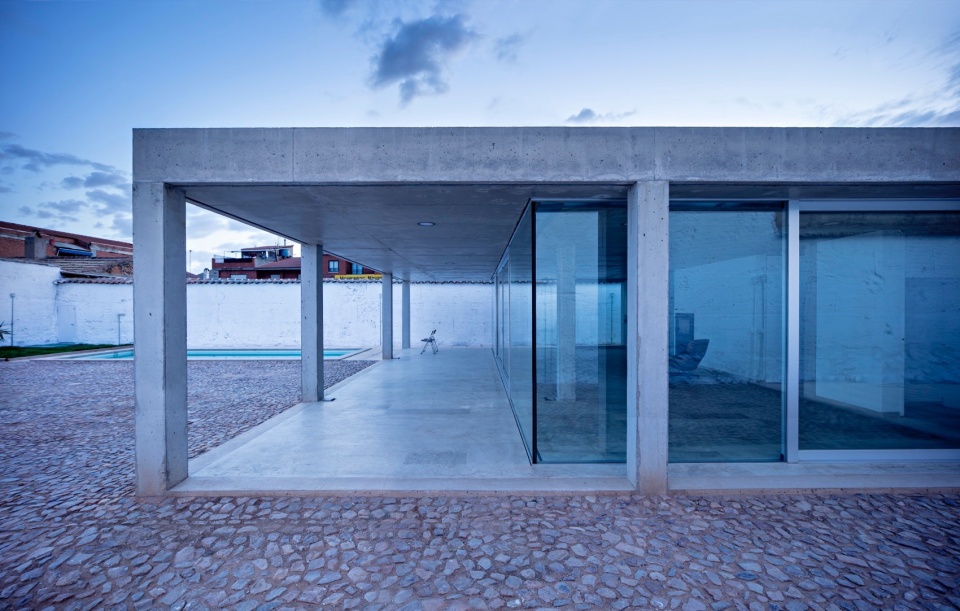 HOUSE BETWEEN OLD MUDWALLS