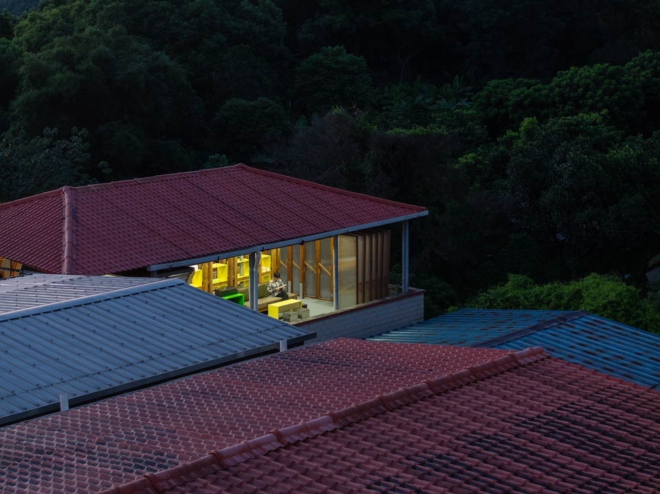 the mobile office in the gap of urban village by llc studio