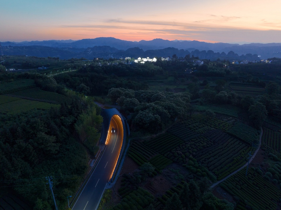 woven passage to cloudy peaks by line plus