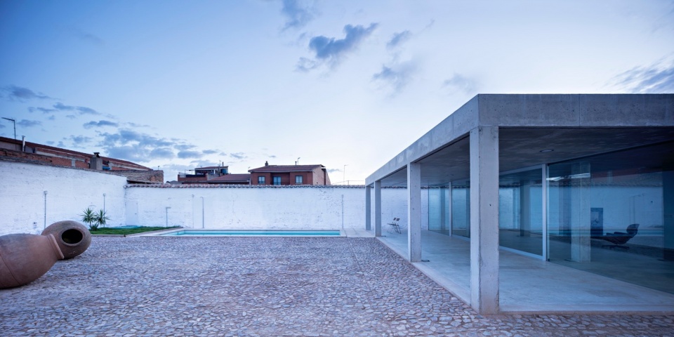 HOUSE BETWEEN OLD MUDWALLS