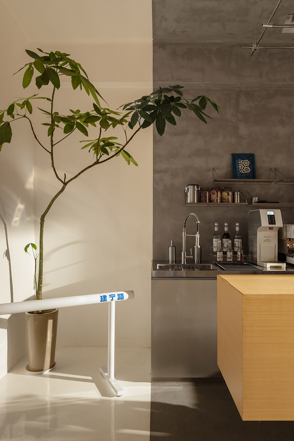 mirror coffee shop by nanjing ziquan architectural design