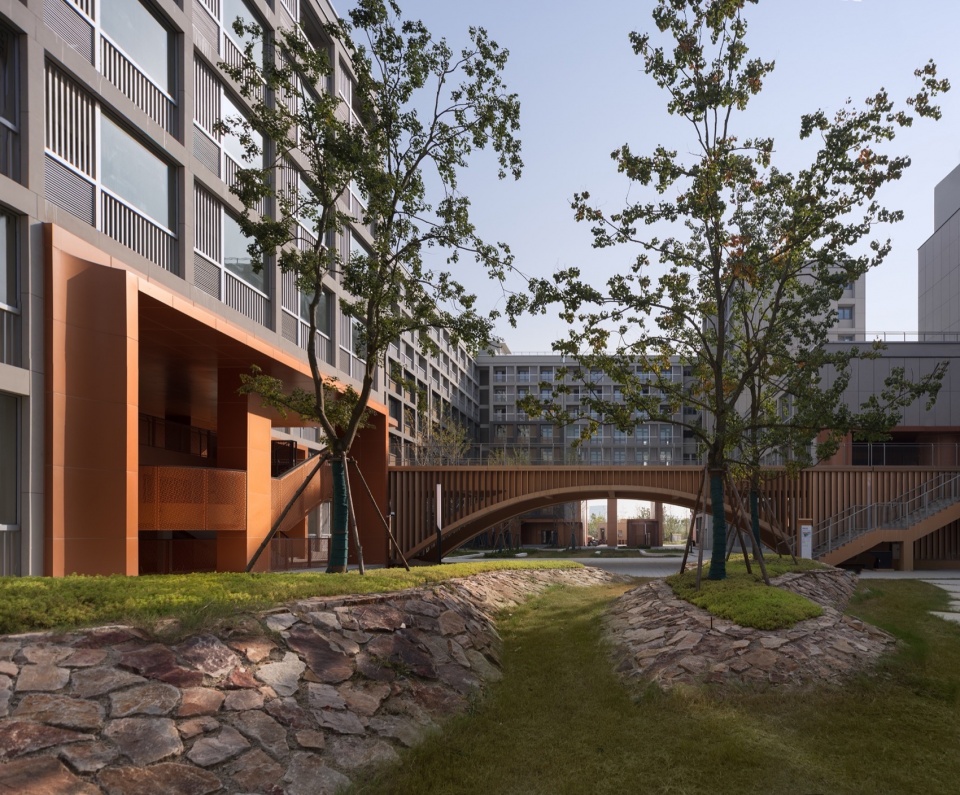 East Shanghai High School Senior Division by c d Design Center 9ti