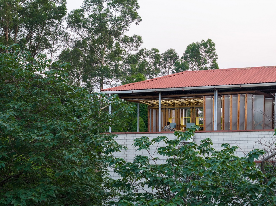 the mobile office in the gap of urban village by llc studio