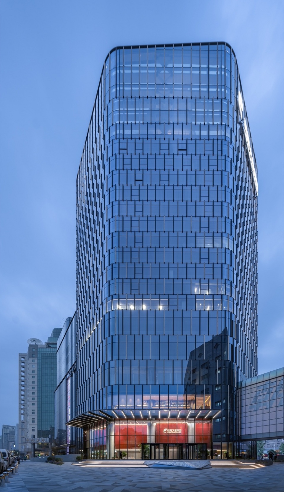 改造后的昆泰大厦首层天幕在立面上形成视觉锤©︎吴清山 uic innovation center kuntai mansion by duts design