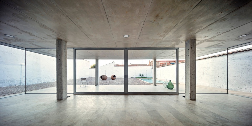 HOUSE BETWEEN OLD MUDWALLS