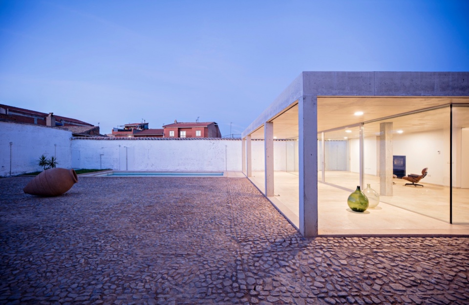 HOUSE BETWEEN OLD MUDWALLS
