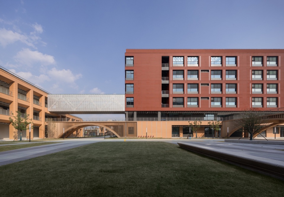 East Shanghai High School Senior Division by c d Design Center kzi