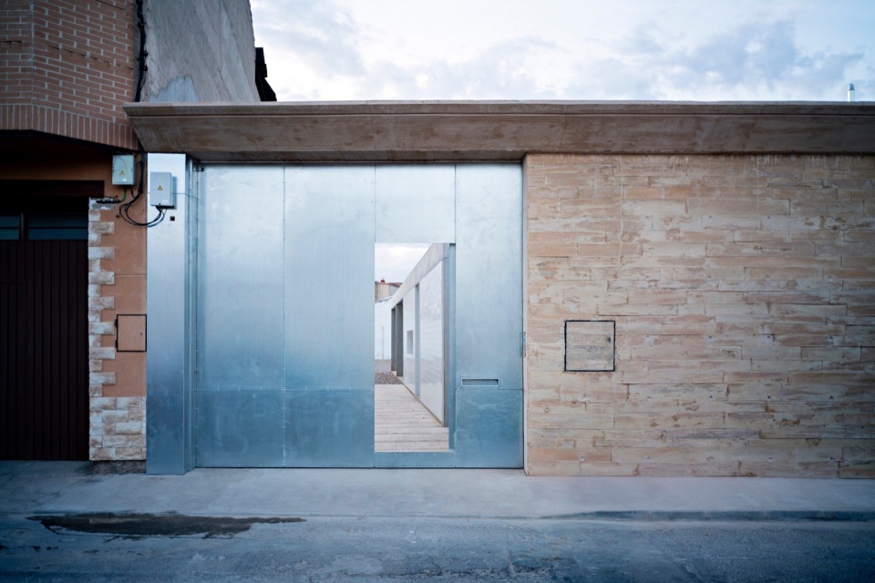 HOUSE BETWEEN OLD MUDWALLS